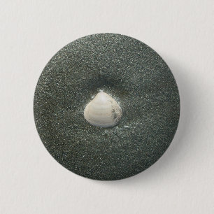 Beautiful Seashell in the Sand: A Salty Souvenir 6 Cm Round Badge