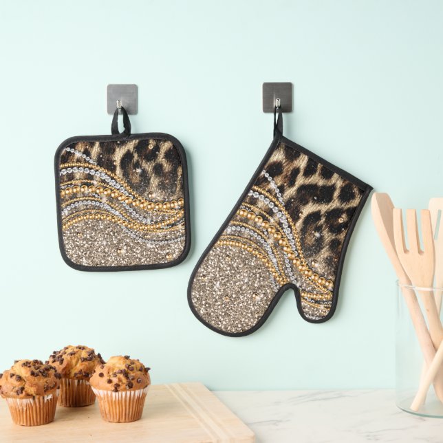 Beautiful Trendy Leopard Faux Animal Print Oven Mitt & Pot Holder Set (Insitu(Hanging))