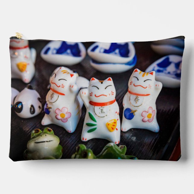 Beckoning cat figurines accessory pouch (Front)