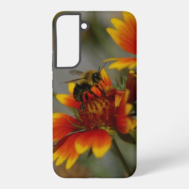 Bee foraging on a flower samsung galaxy s22+ case (Back)