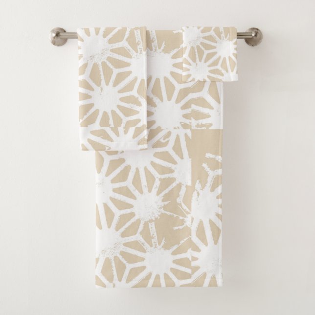 Beige geometric pattern bath towel set (Insitu)