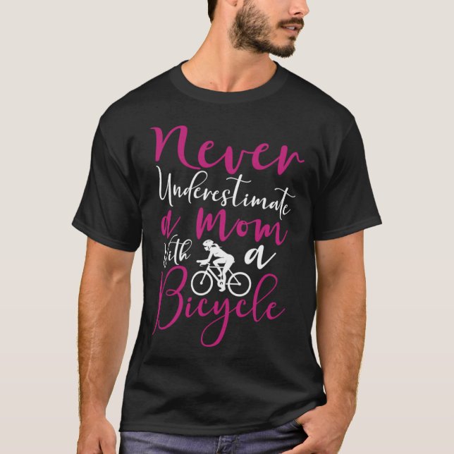 Bicycle Cyclist Mom Never Underestimate a mom with T-Shirt (Front)