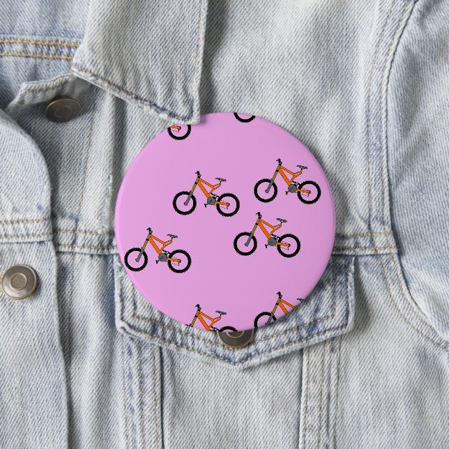 Bicycles pattern on pink 10 cm round badge (In Situ)
