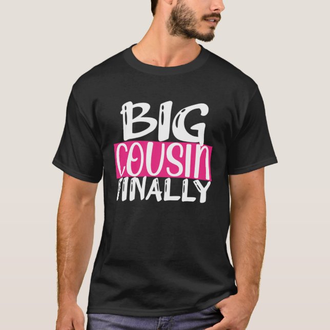 Big Cousin Finally For Girls Sis Toddler Baby Anno T-Shirt (Front)