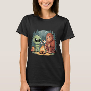 Bigfoot and alien campfire funny sasquatch ufo T-Shirt