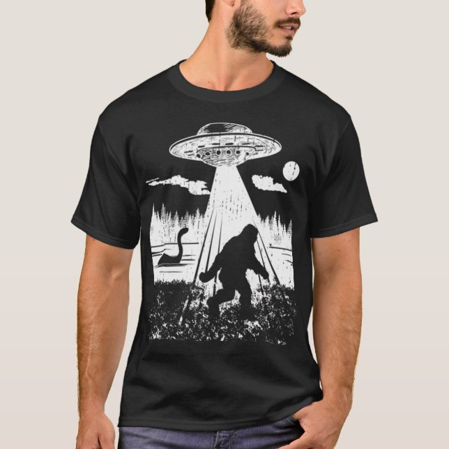 Bigfoot 	bigfoot Ufo Abduction Funny Sasquatch Ali T-Shirt (Front)