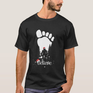 Bigfoot foot print Yeti Believe santa hat Christma T-Shirt