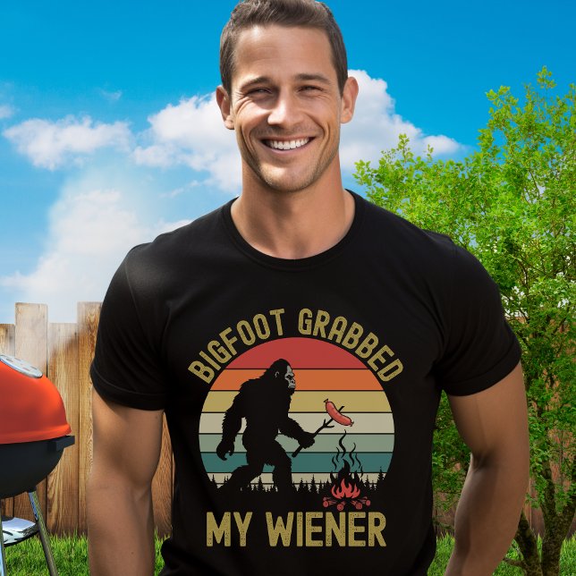 Bigfoot Grabbed My Wiener – Funny Sasquatch Hot do T-Shirt (Creator Uploaded)