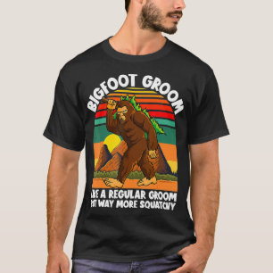 Bigfoot Groom Retro Sunset Squatchy Wedding Party  T-Shirt