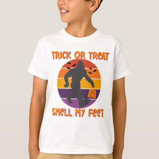 Bigfoot Halloween Trick or Treat Smell My Feet T-Shirt