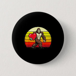 Bigfoot Holding Heart Valentine's Day Sasquatch De 6 Cm Round Badge