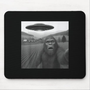 Bigfoot Selfie With Alien Ufo Funny Gifts For Men Mouse Pad
