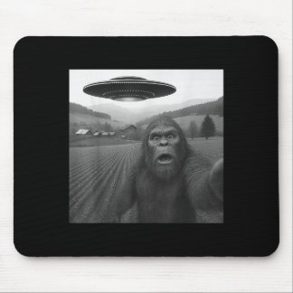 Bigfoot Selfie With Alien Ufo Funny Gifts For Men Mouse Pad