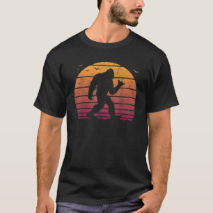Bigfoot Surfing Beach vacation Retro Surfboard sur T-Shirt