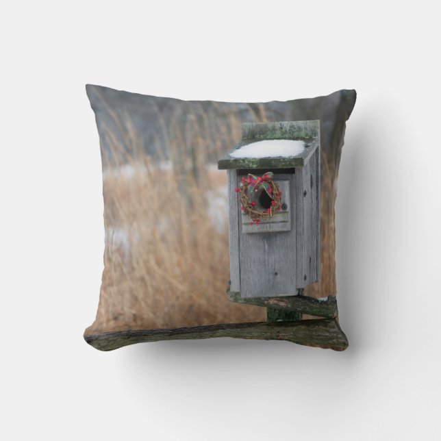 Bird, nest box with holiday wreath in winter cushion (Front)