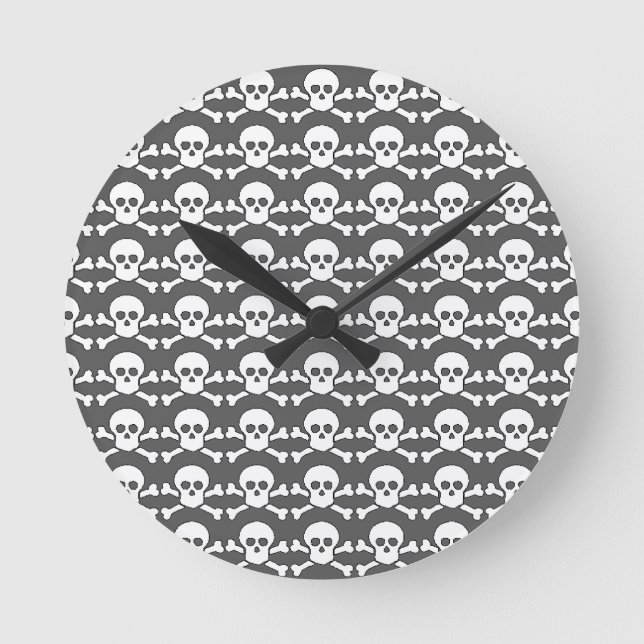 black and white pirate round clock (Front)