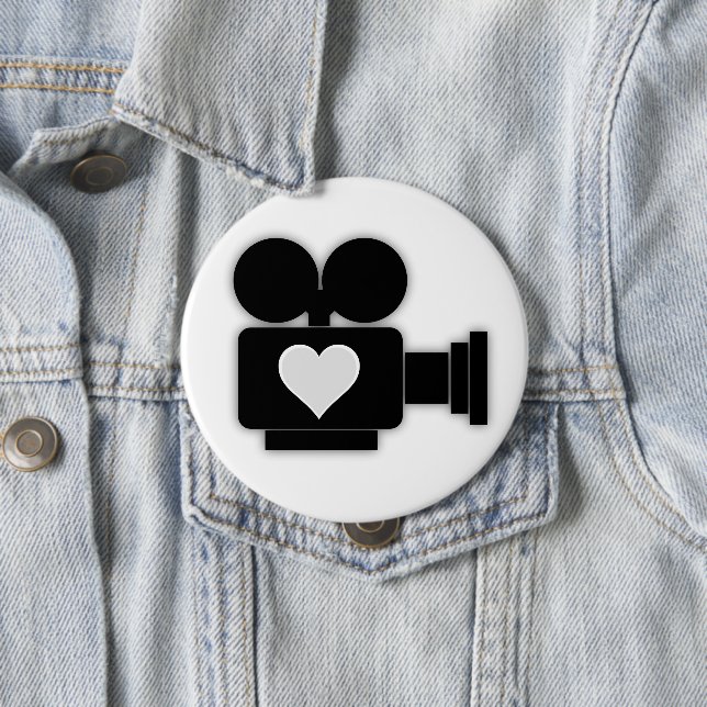 BLACK AND WHITE RETRO MOVIE CAMERA AND HEART 10 CM ROUND BADGE (In Situ)