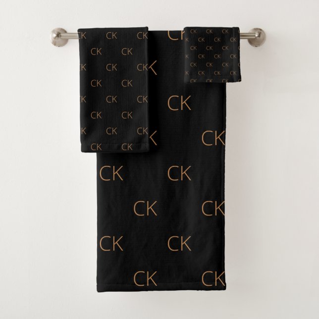 Black gold monogram initials name bath towel set (Insitu)