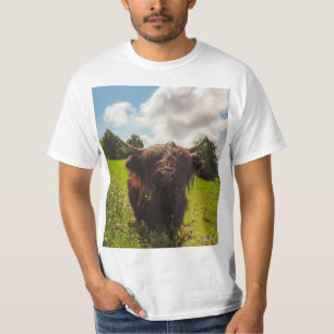 Black highland cow grazing green field sun light T-Shirt