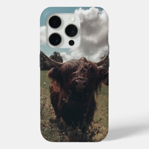 Black highland Scottish cow grazing vintage retro iPhone 15 Pro Case