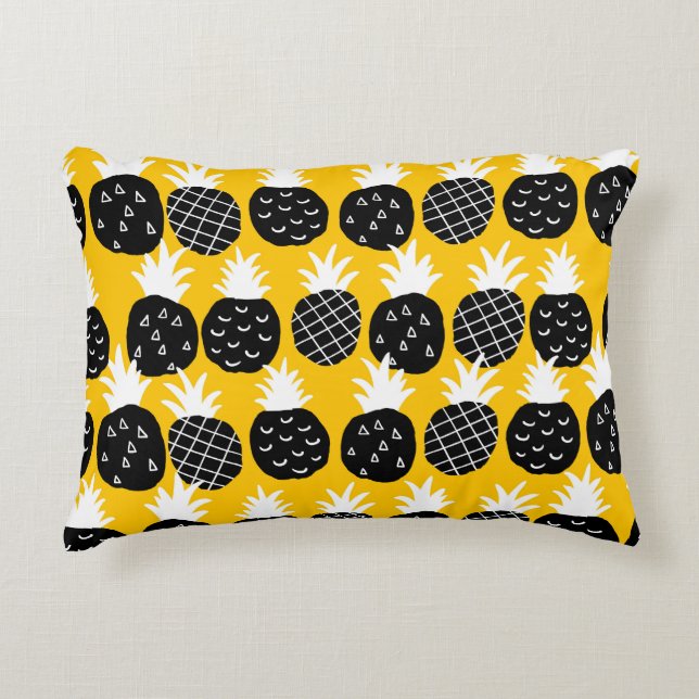 Black pineapples decorative cushion (Front)