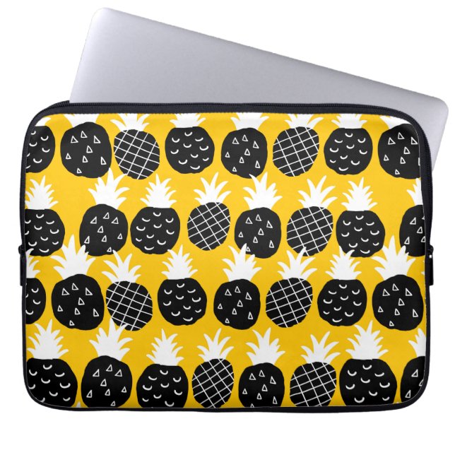 Black pineapples laptop sleeve (Front)