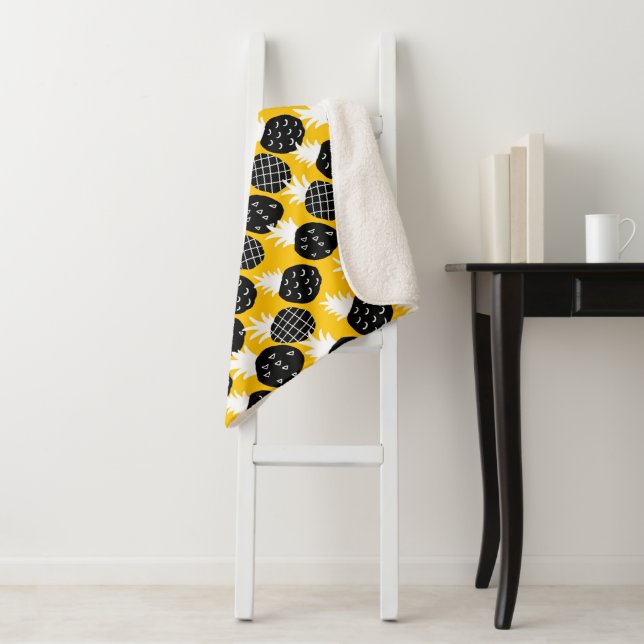 Black pineapples sherpa blanket (In Situ)