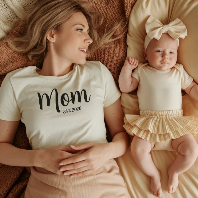 Black Script Established Mum T-Shirt (Mom Established Year Simple Script Mother's day T-Shirt mothers day gifts ideas new parents mommy be)