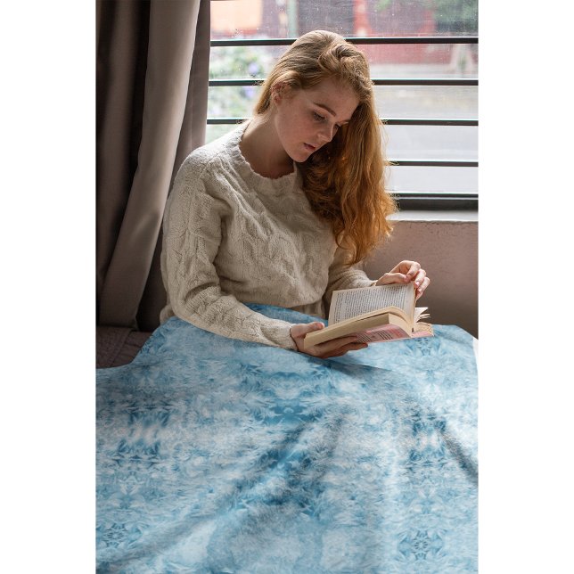 Blue and white feather pattern fleece blanket (Creator Uploaded)