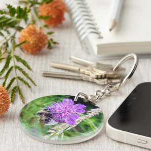 Blütenglück am Schlüsselbund – Hummel auf Skabiose Key Ring