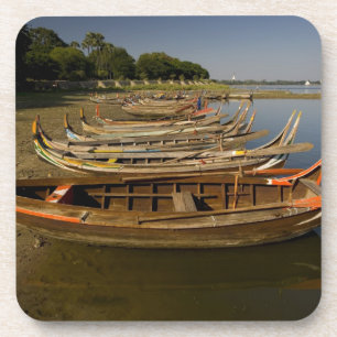 Boats on lake between Kyauktawgyi Paya and Coaster