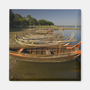 Boats on lake between Kyauktawgyi Paya and Magnet