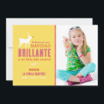 Brilante Deseos de la Navidad Tarjeta de la Photo Holiday Card<br><div class="desc">Tarjeta de la photo moderna y vibrante de Navidad offers a slueta de Rudolph las puntas rojas y elegante typografía "le deseamos una Feliz Navidad y un happily año nuevo", y el el el a text that could be personalized. A graphic puncture model of la diversión appears in the rear...</div>