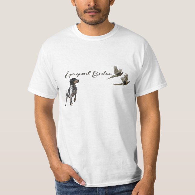 Brittany Spaniel hunts in the field      T-Shirt (Front)