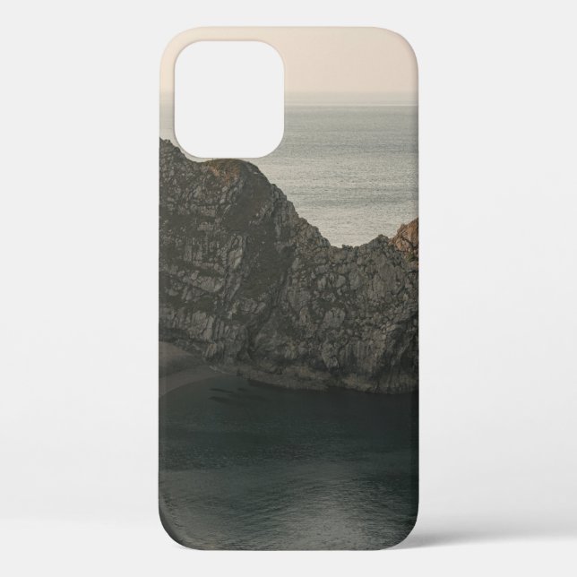 BROWN ROCKY MOUNTAIN BESIDE BODY OF WATER DURING D Case-Mate iPhone CASE (Back)