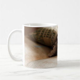 BROWN SCOTTISH FOLD IN BROWN THICK-PILE BLANKET COFFEE MUG