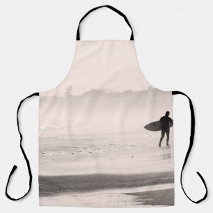 BROWN WOODEN DOCK IN FORNT BODY OF WATER APRON