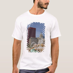 Buckingham Fountain located in Grant Park, T-Shirt