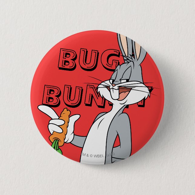 BUGS BUNNY™ With Carrot 6 Cm Round Badge (Front)