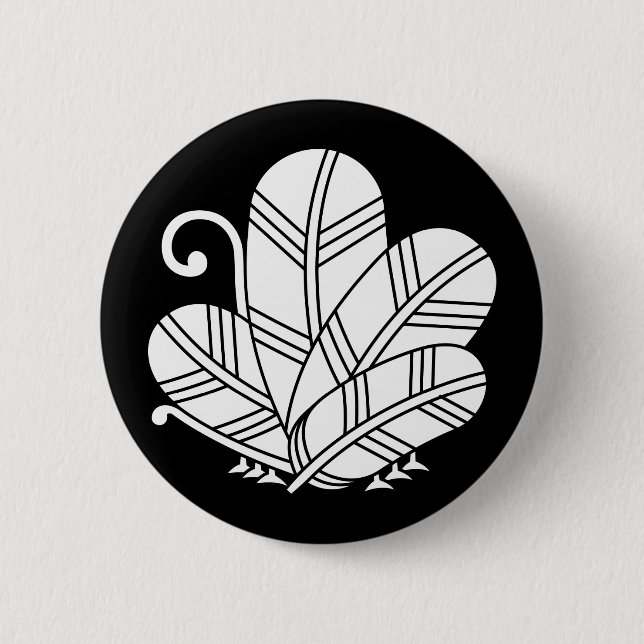 Butterfly-shaped hawk feathers 6 cm round badge (Front)