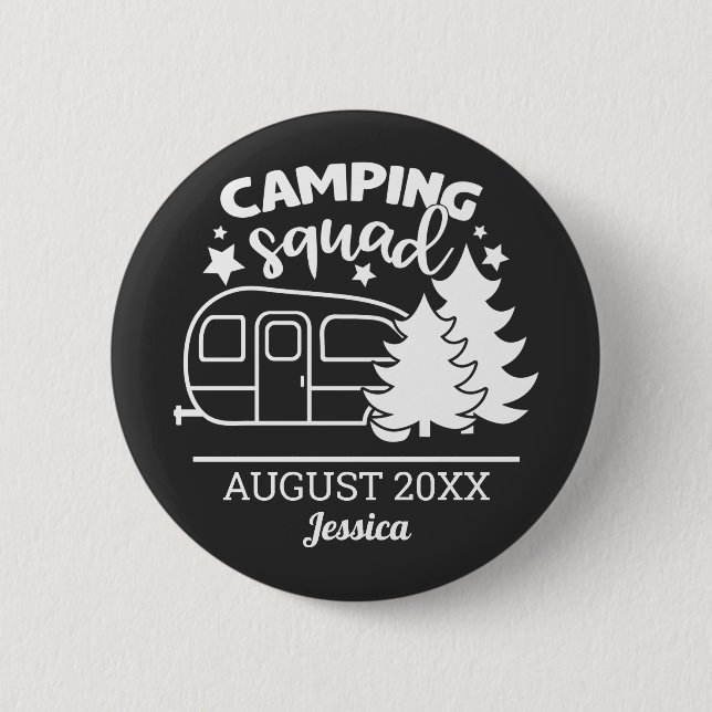 Camping squad family reunion w/ trailer & pines 6 cm round badge (Front)