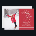 Carte Photo de Vacances | Paix et la Joie en Rouge Holiday Card<br><div class="desc">Une carte de voeux élégant et contemporain dispose d'un écran vertical de photo et "Paix et Joie" dans une police de script décoratif sur le devant,  et un motif de rayures diagonales sur le dos. Couleurs rouge et blanche de conception.</div>