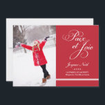 Carte Photo de Vacances | Paix et la Joie en Rouge Holiday Card<br><div class="desc">Une carte de voeux élégant et contemporain dispose d'un écran vertical de photo et "Paix et Joie" dans une police de script décoratif sur le devant,  et un motif de rayures diagonales sur le dos. Couleurs rouge et blanche de conception.</div>