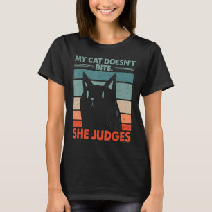 Cat Doesn't Bite She Judges Cat Mum Sarcastic Cat T-Shirt