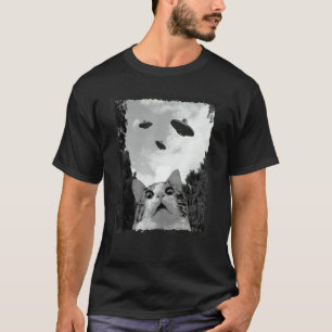 Cat Running From Aliens Spaceships Cat Alien invas T-Shirt