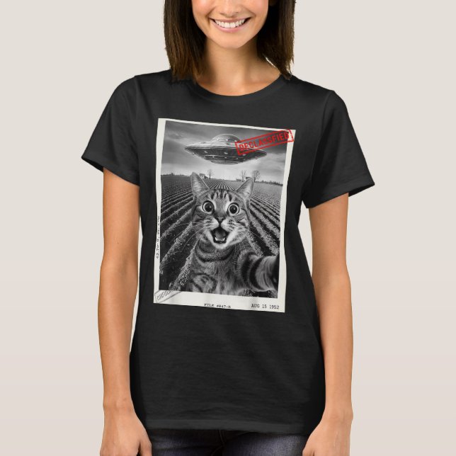 Cat Selfie Ufo Alien Funny Surprised Cat Meme Men  T-Shirt (Front)