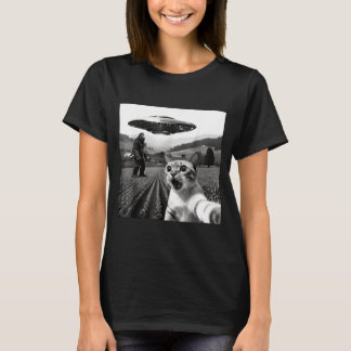 Cat Selfie With Alien Ufo Funny Cat Alien Bigfoot  T-Shirt
