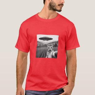 Cat Selfie With Alien UFO Funny Cat Gifts For Men  T-Shirt