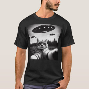 Cat Selfie With Alien UFO Funny Cat Gifts For Men T-Shirt