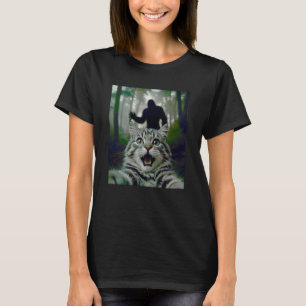 Cat Selfie with Bigfoot, Hilarious Scared Reaction T-Shirt